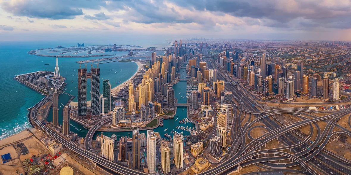 El contorno del centro de Dubai, Emiratos Árabes Unidos