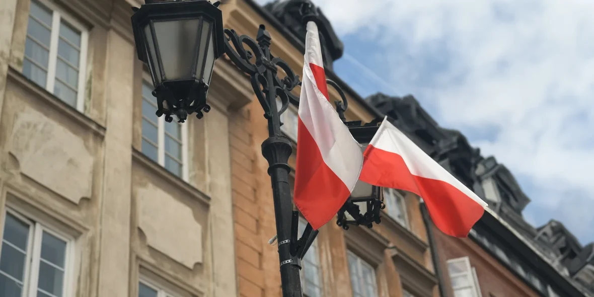 Bandera polaca sobre el fondo de un edificio antiguo