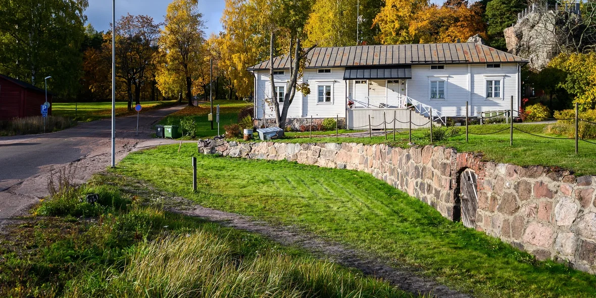 Старый дом с красивым садом осенью. Пригород Хельсинки, Финляндия.