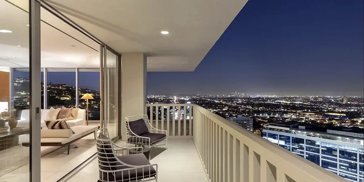 Сандра Буллок продает кондоминиум в элитном небоскребе с видом на Лос-Анджелес