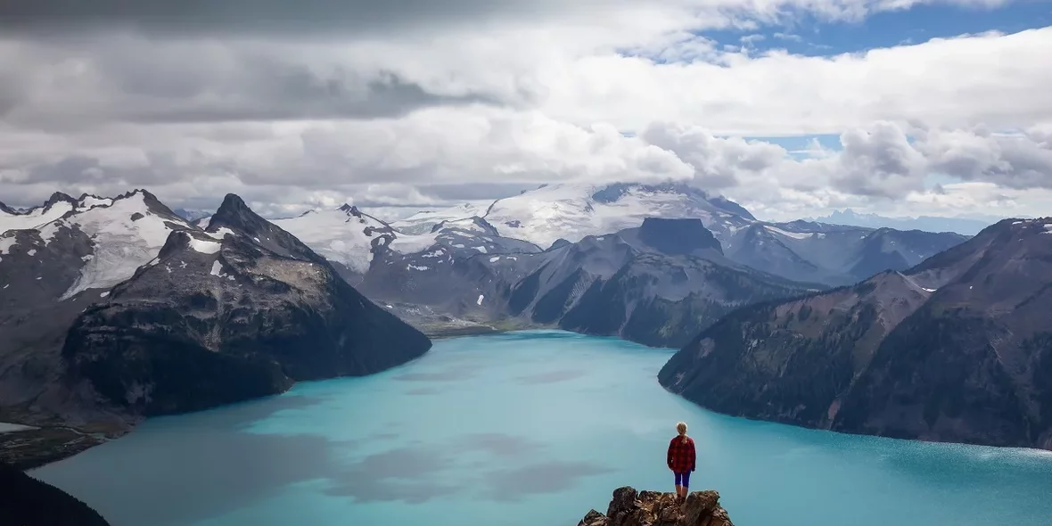 Авантюрная девушка наслаждается канадским горным пейзажем