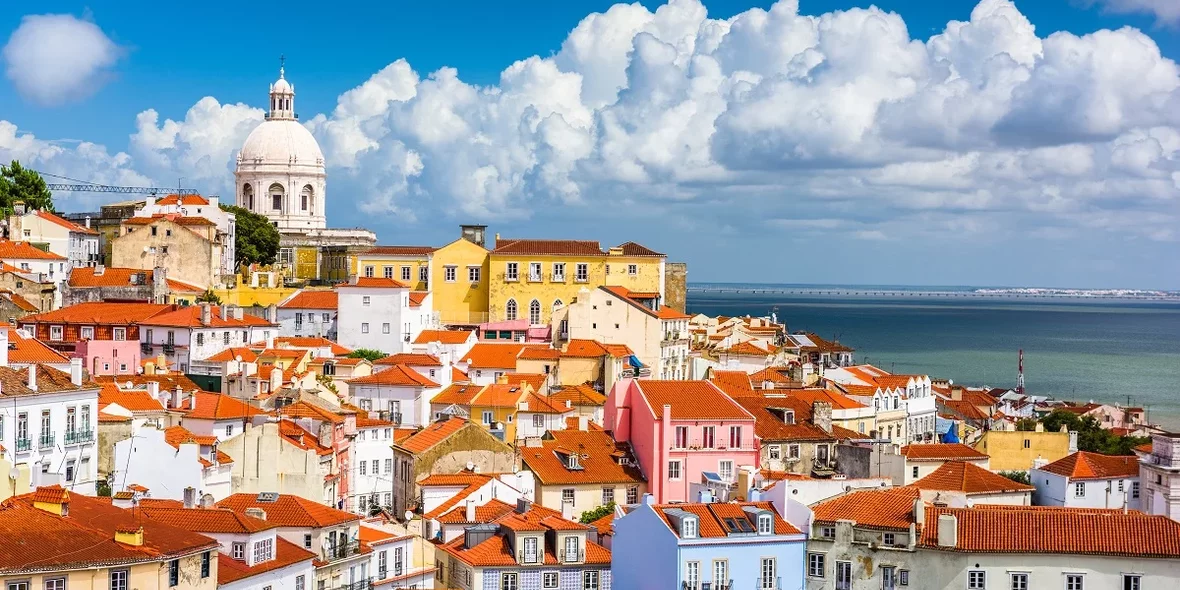 Should you buy an apartment by the sea or a hotel room in Portugal? The best places to invest in