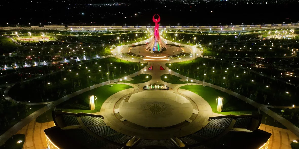 Парк Янги Озбекистон в городе Ташкент ночью