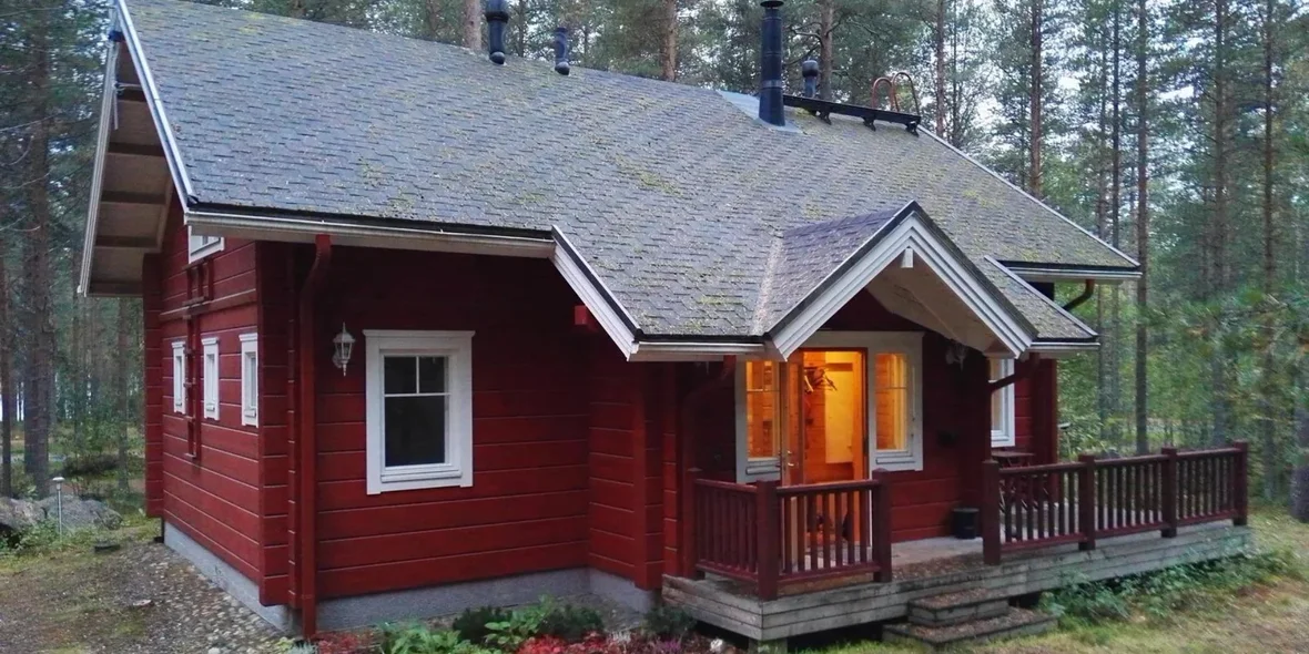 Вид на домик в лесу в Финляндии