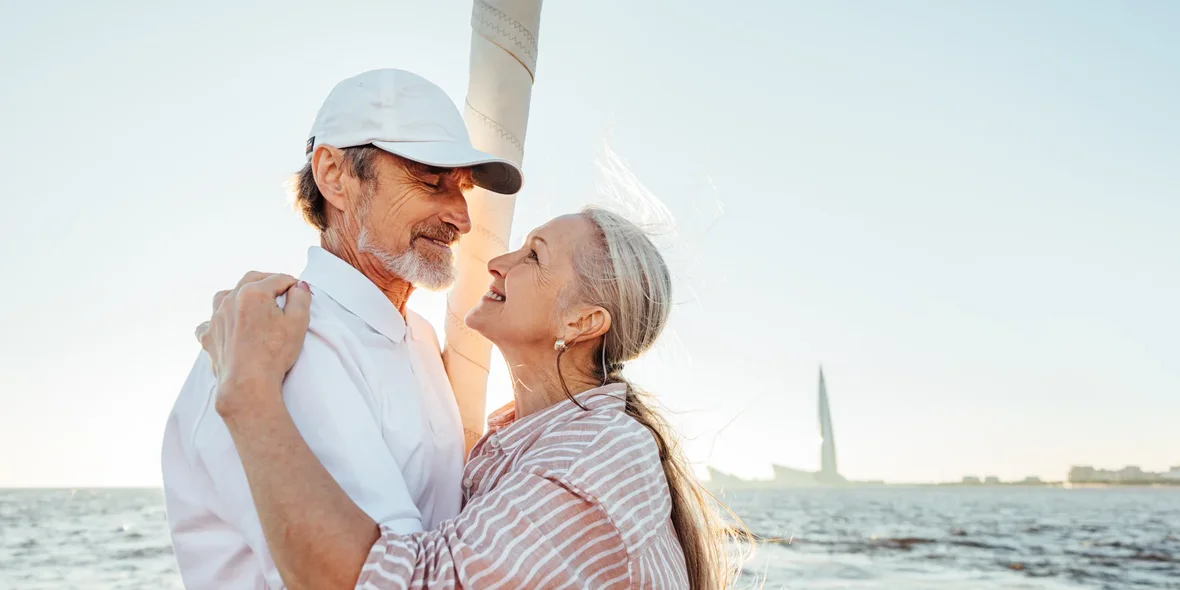 Una pareja de ancianos en la playa