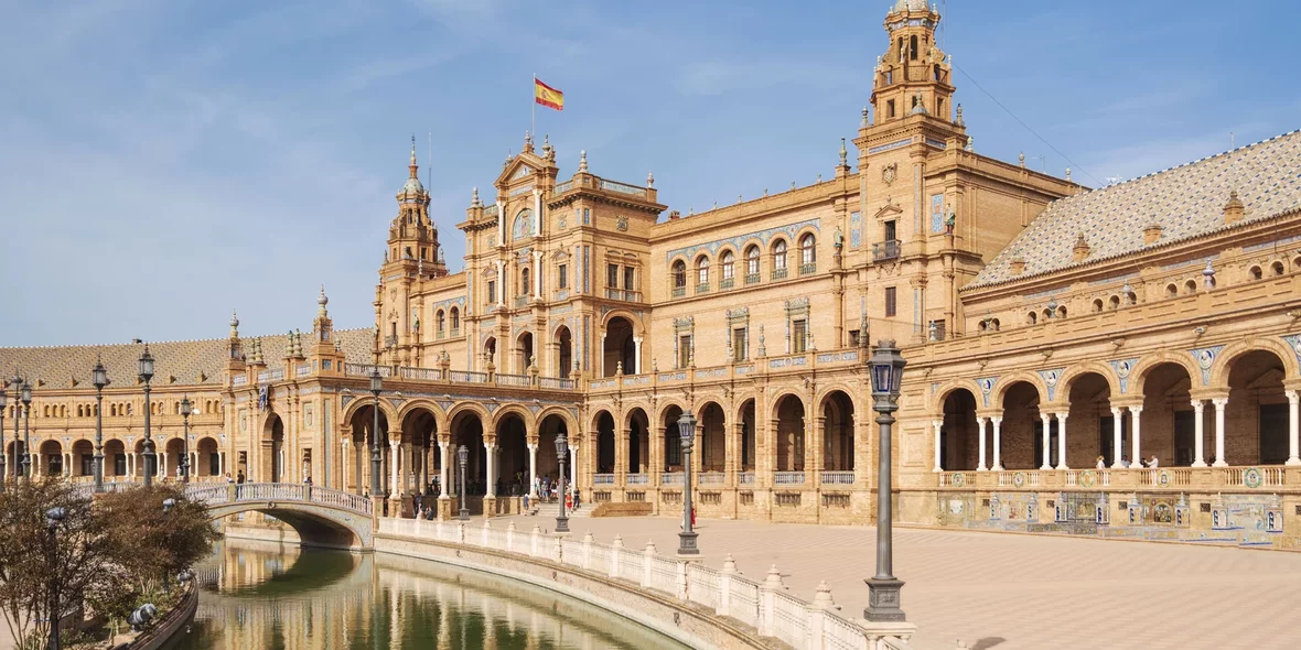 Красивое здание в Испании