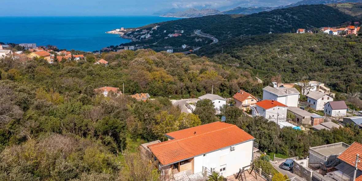 Steinhäuser im nationalen Stil in Montenegro