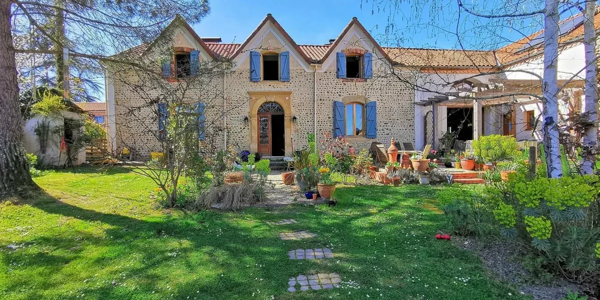 Peace, smoothness and natural scenery. Found a beautiful house in a picturesque French village