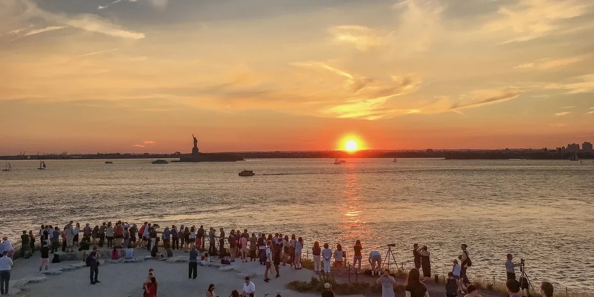 Lots of tourists on the beach