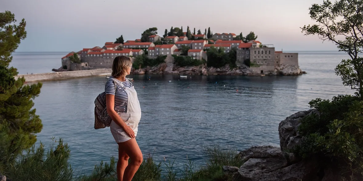 Une femme enceinte en voyage