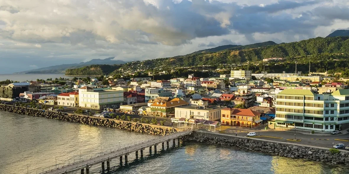 Caribe, Dominica, Roseau, Vista de la ciudad al atardecer