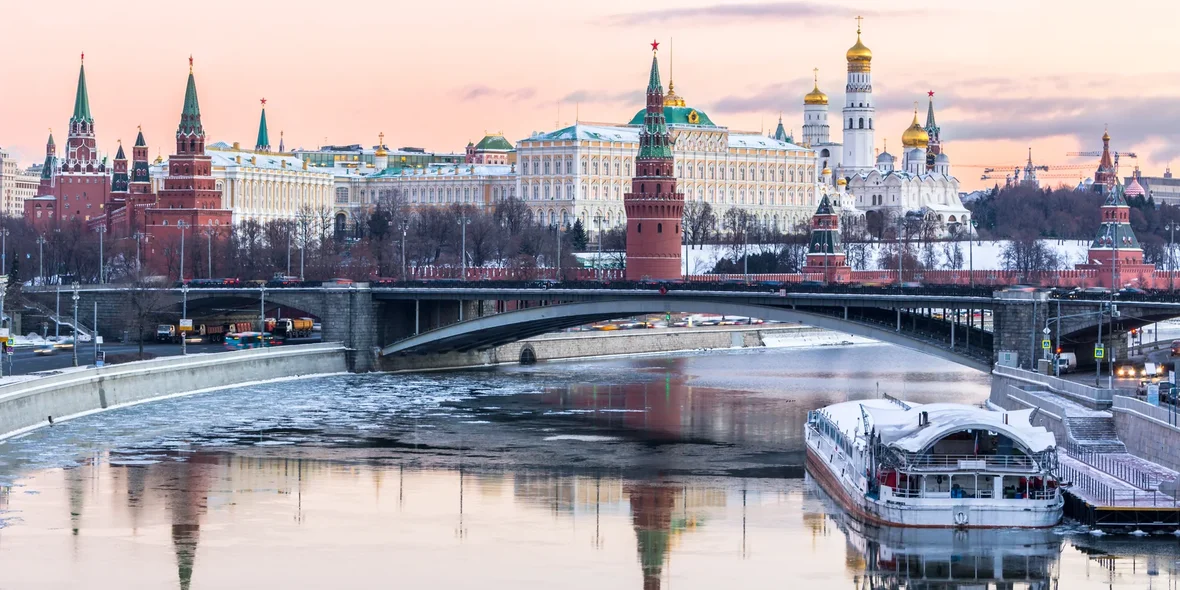 Московский Кремль и Москва-река зимним утром