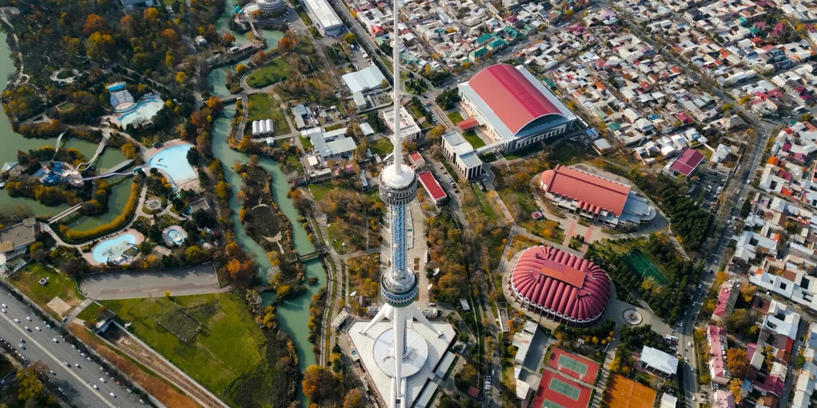 Телевизионная башня в городе Ташкент, вид сверху