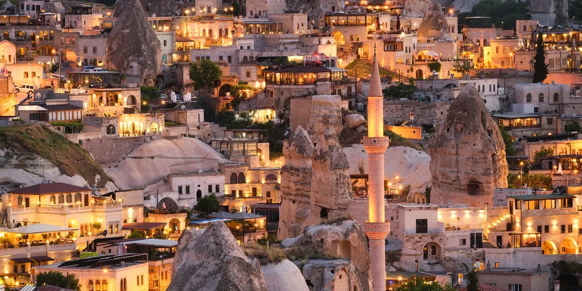 Gereme, Kappadokien, Türkei. Blick auf die abendliche Stadt vom Berg aus.