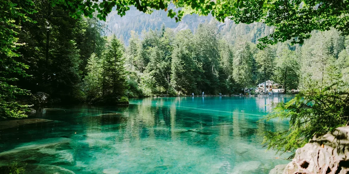Голубое озеро в Швейцарии