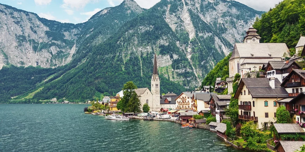 Дома в Австрии с живописным видом на горы