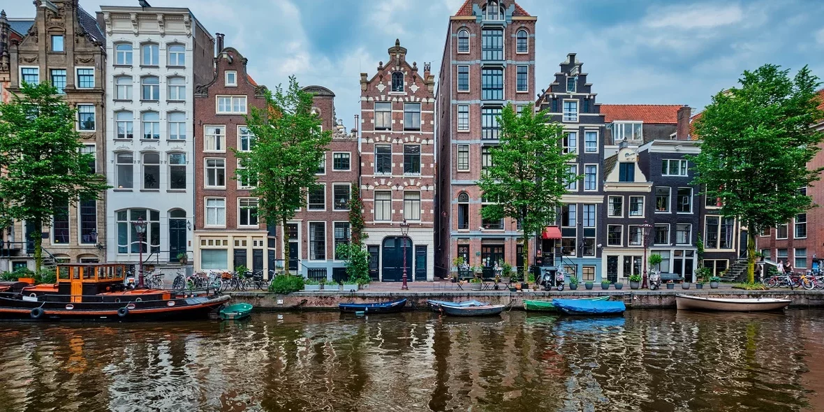 Канал Сингел в Амстердаме с домами. 