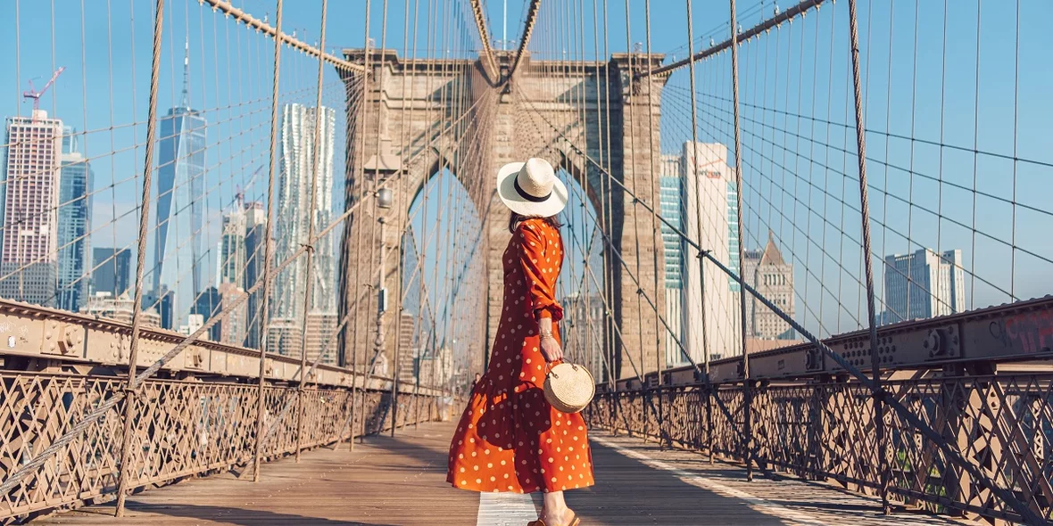 Туристка на Бруклинском мосту в Нью-Йорке