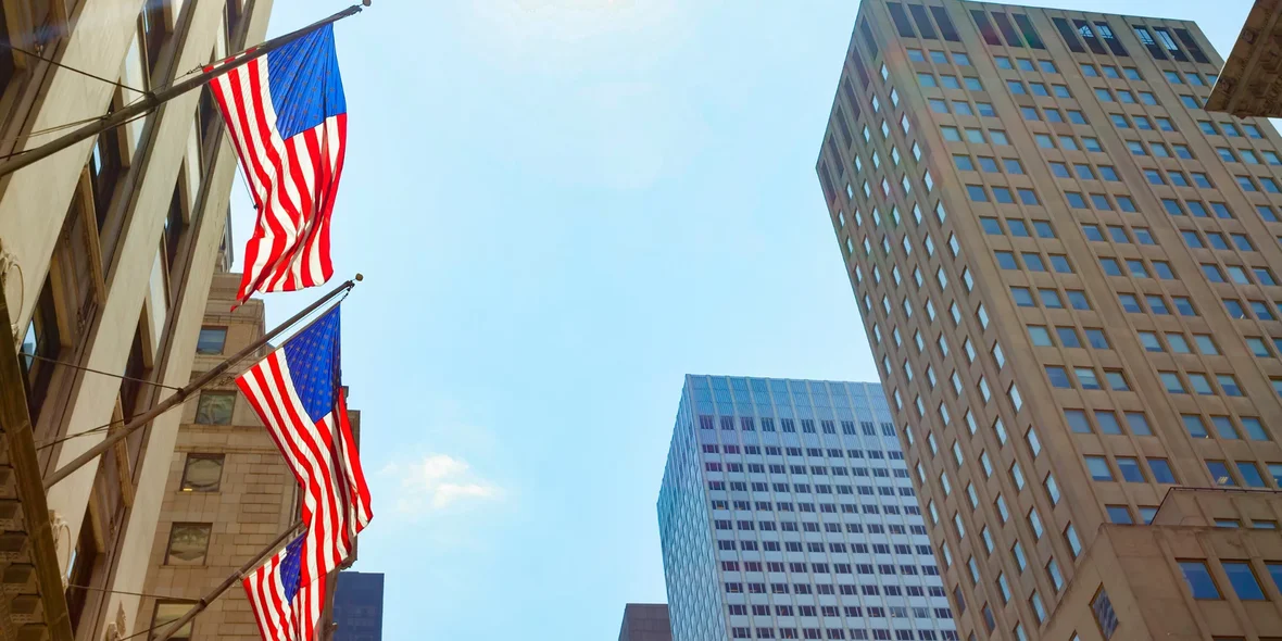 Американские флаги на здании в Нью-Йорке
