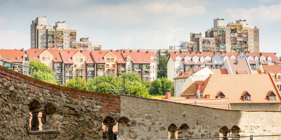 Вид на жилые дома в городе Згожелек в Польше