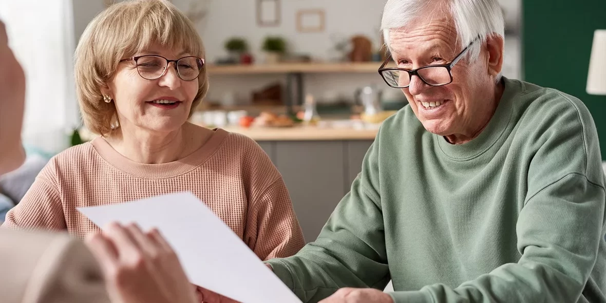 Elderly people sign a "Viager" annuity contract