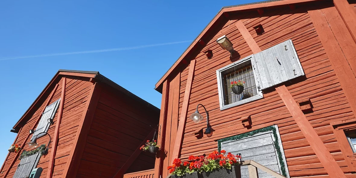 Красные деревянные дома в Финляндии.