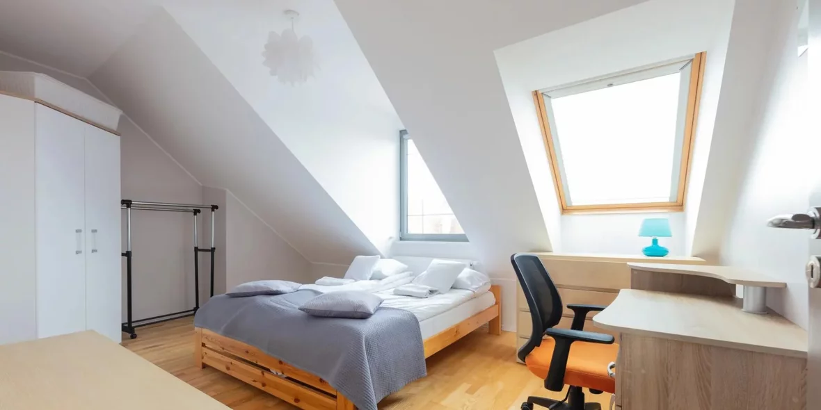 кровать в спальне в квартире в Гданьске