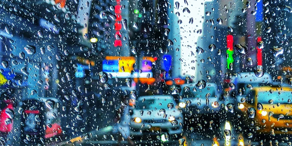  Rainy day on the street of New York, USA