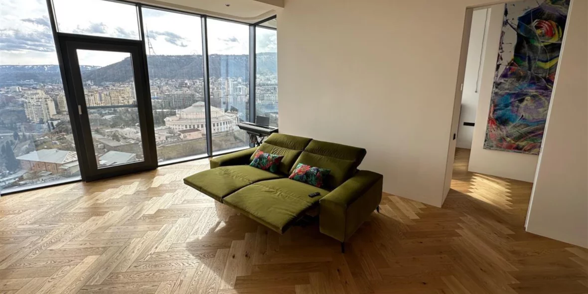 зеленый диван в гостиной