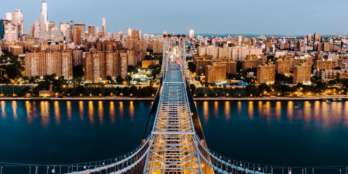 Мост Квинсборо и здание в Нью-Йорке, США