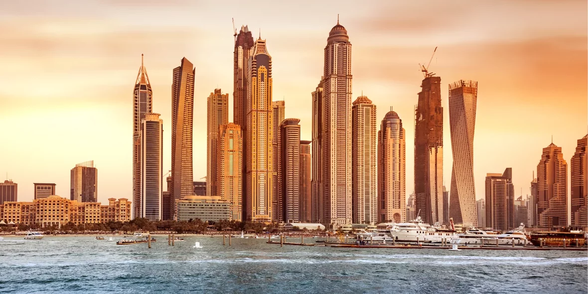 Панорама города Дубай на закате
