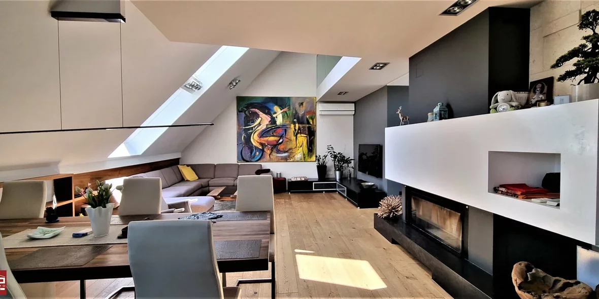 Perfect for fans of modern art. In Vienna, an elegant penthouse is for sale