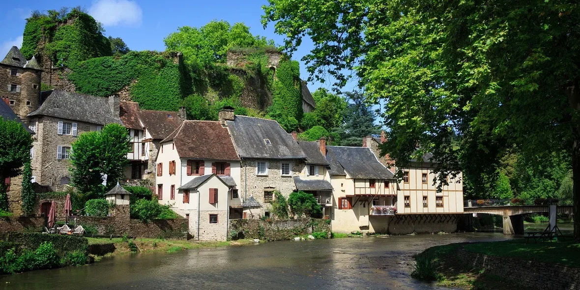 In France, houses and square meters of land are now also being sold for 1 euro