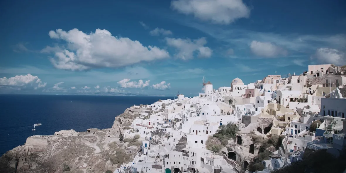 Что бы вы купили за €36,000 в Греции: ветхий таунхаус в горах или небольшую студию в центре Афин?