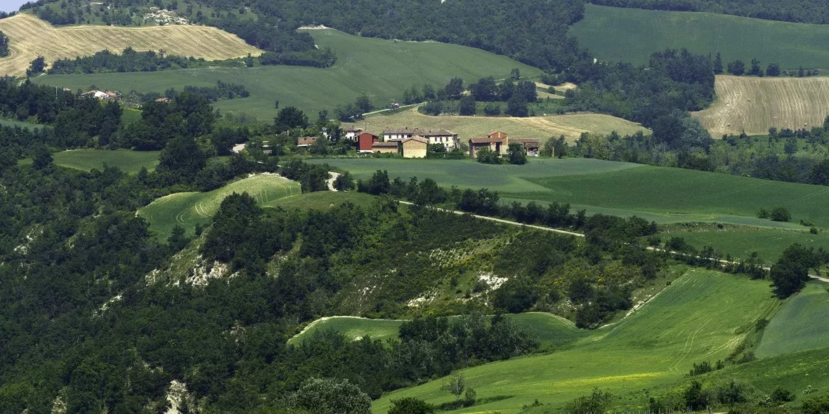 Сельский пейзаж в мае в Пьемонте, недалеко от Бриньяно и Серра-дель-Монте