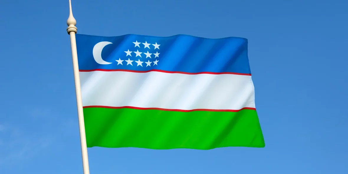 флаг Узбекистана на фоне неба