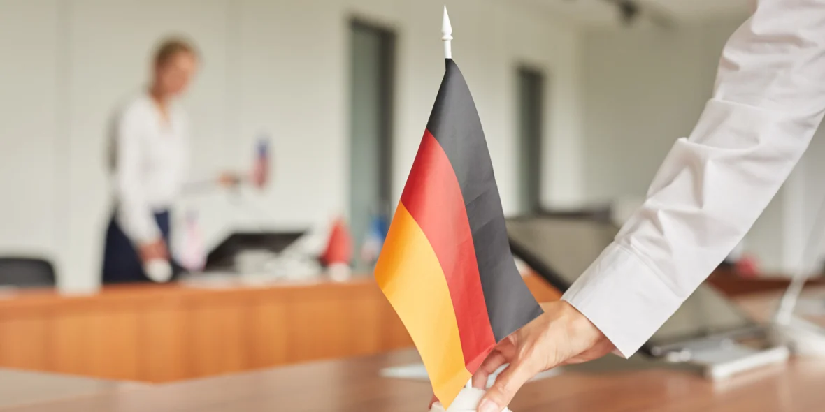 Немецкий флаг на столе конференц-зала