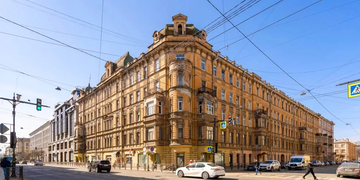 a building in St. Petersburg, where a stylish mini-hotel is located