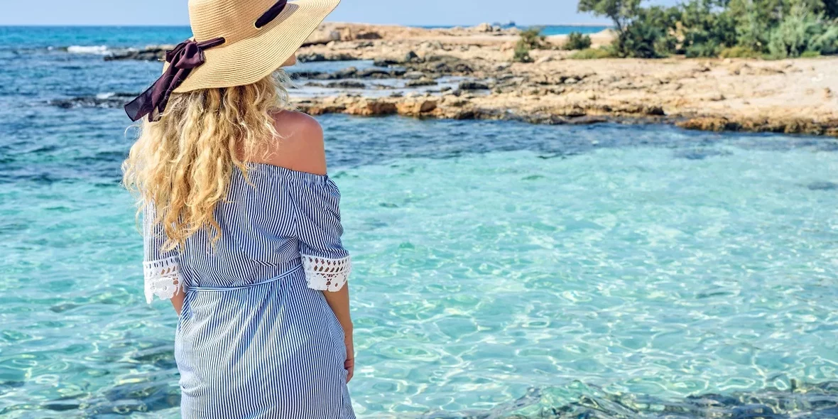 Море на Кипре, девушка в шляпе наслаждается видом