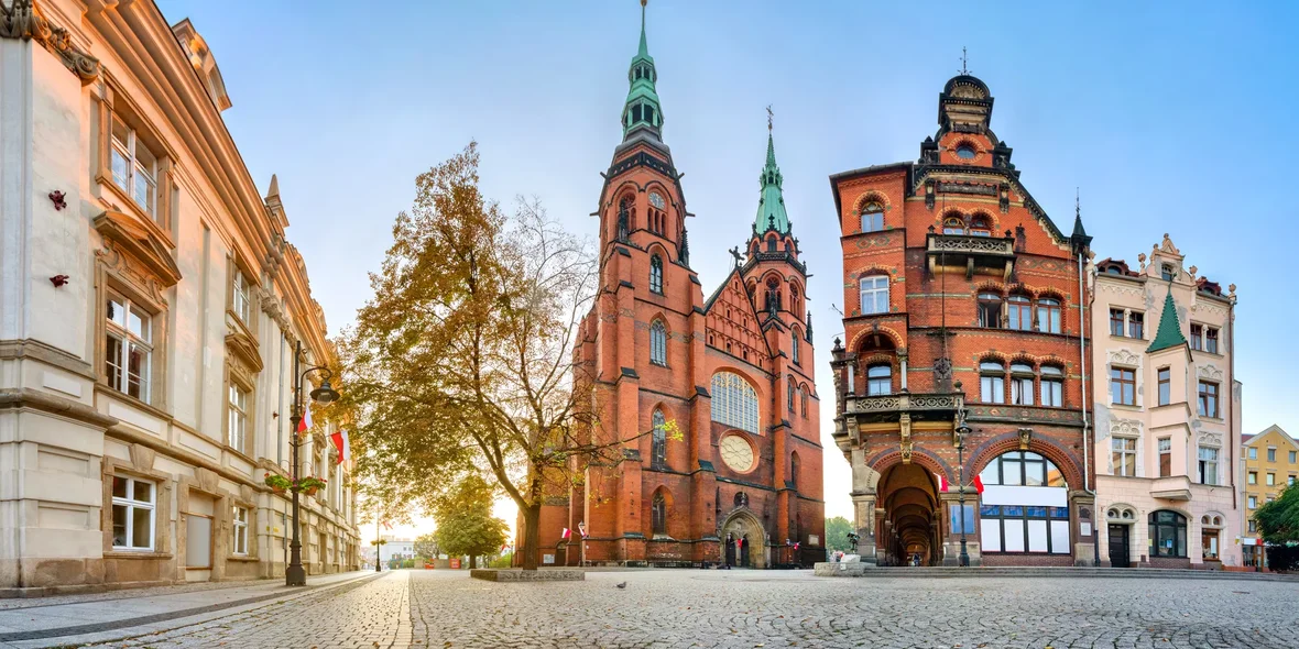 Legnica, Polen. Blick auf die Kathedrale der Heiligen Apostel Petrus und Paulus