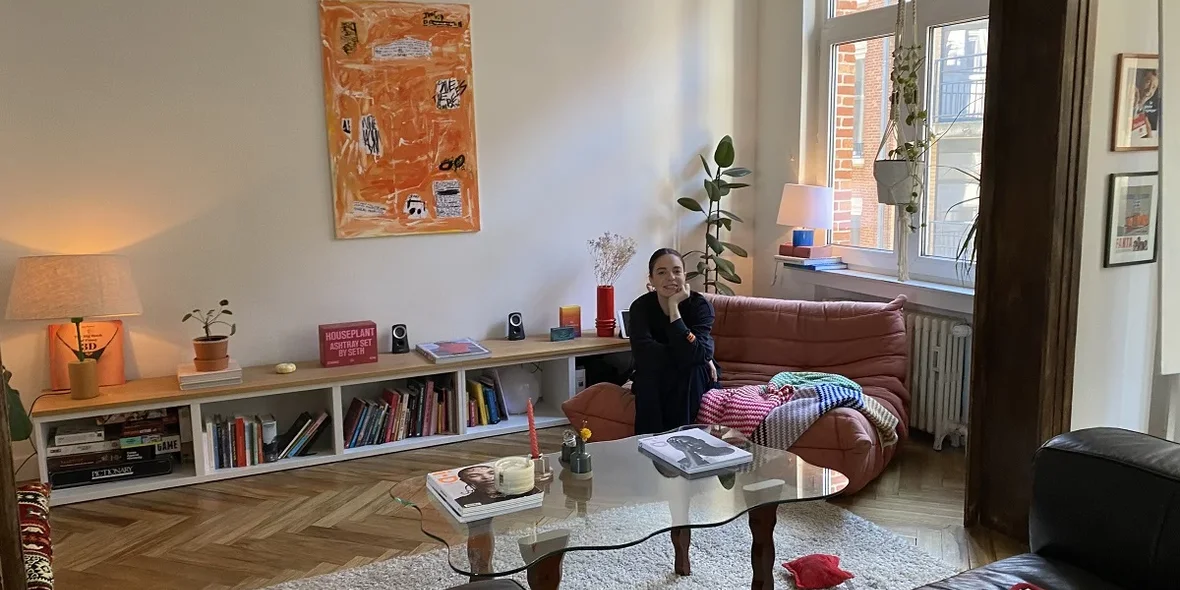 Девушка Паулина в своей арендованной квартире в Брюсселе