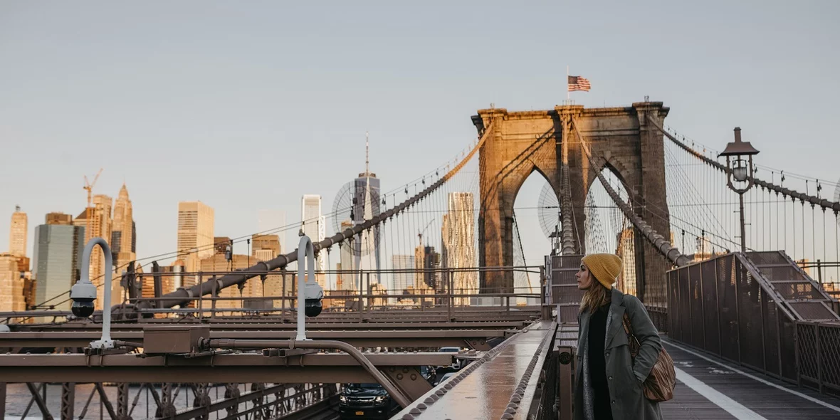 США, Нью-Йорк, туристка на Бруклинском мосту