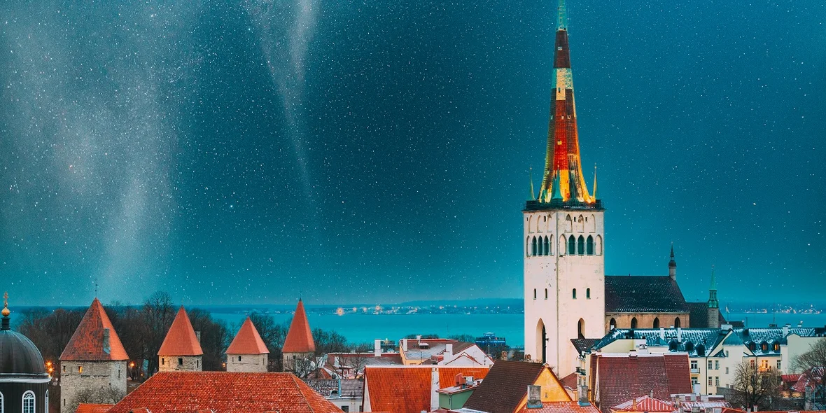 Таллинн, Эстония. Ночное звездное небо над горизонтом старой архитектуры в Старом городе. 