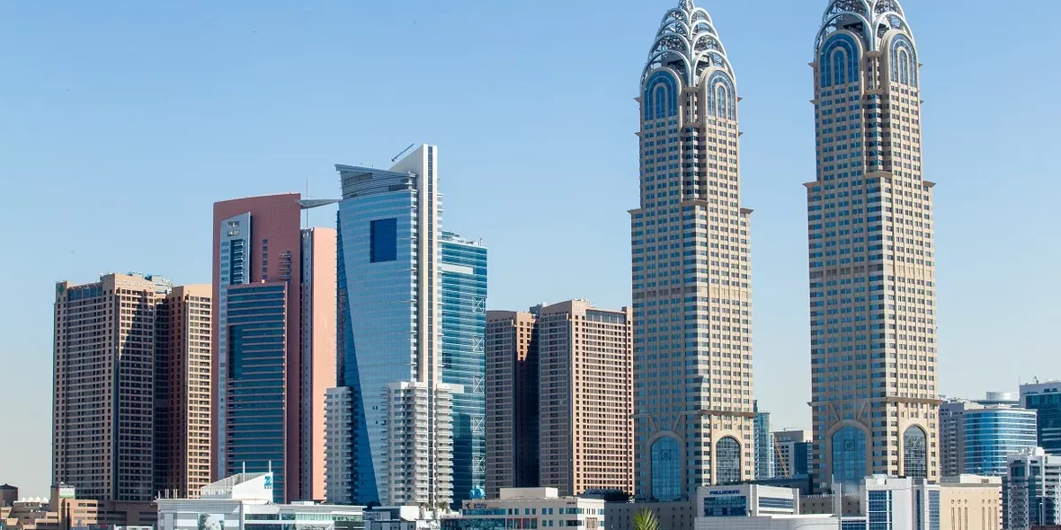 Городской пейзаж Дубая с множеством небоскребов