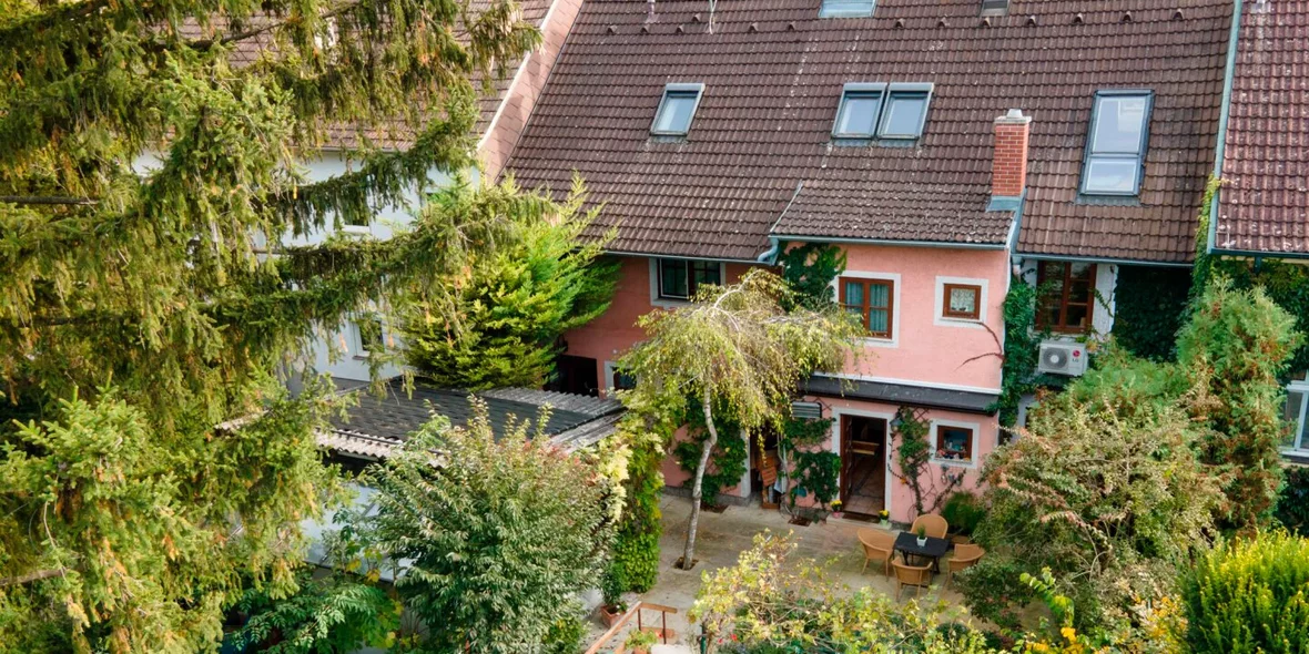 Zweistöckiges Haus in Österreich, umgeben von Bäumen
