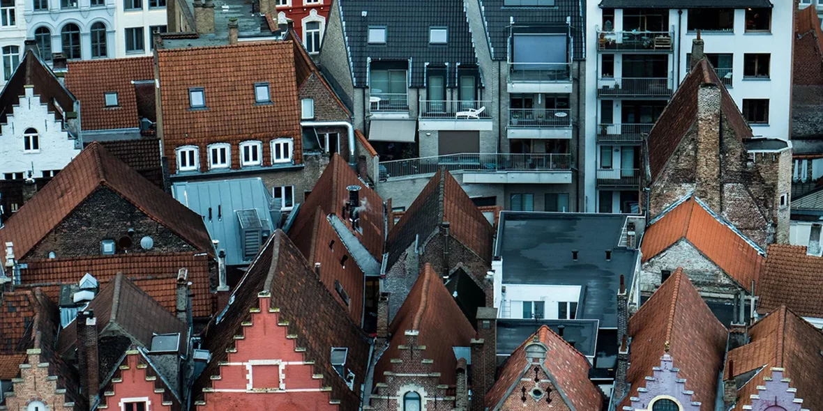 "Mały lokal mieszkalny w centrum Brugii. Niezwykły domek na dachu na sprzedaż w Belgii