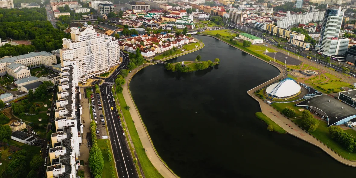 Панорамный вид на исторический центр Минска. Старый город в центре Минска. Беларусь