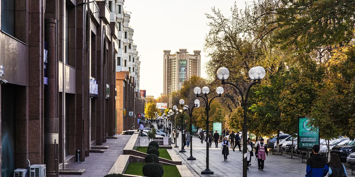 Вид на пешеходную улицу Ташкента осенью