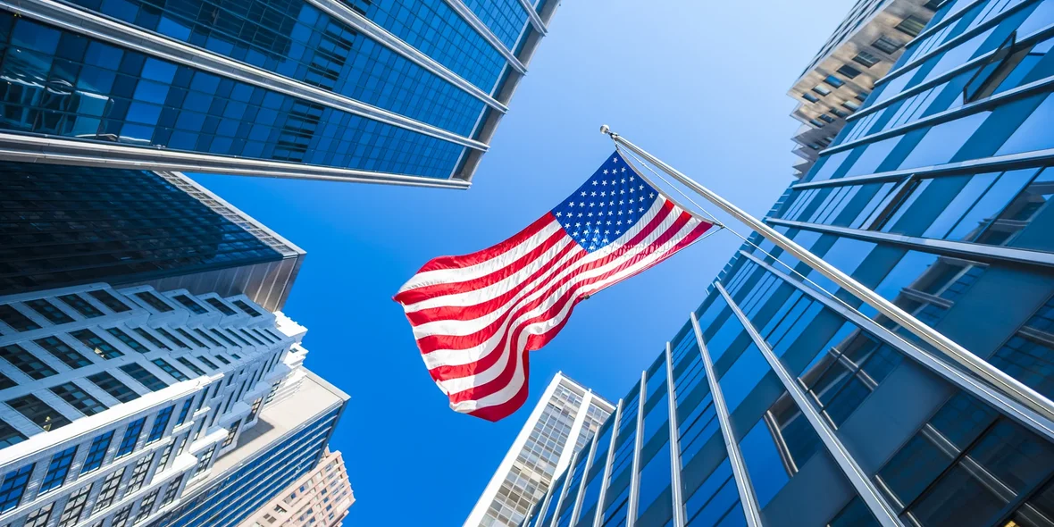Современное здание с флагом США