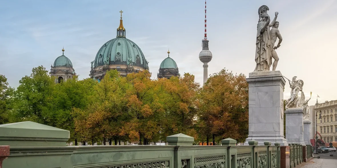 Мост Шлоссбрюке с Берлинским собором и телевизионной башней Fernsehturm - Берлин, Германия